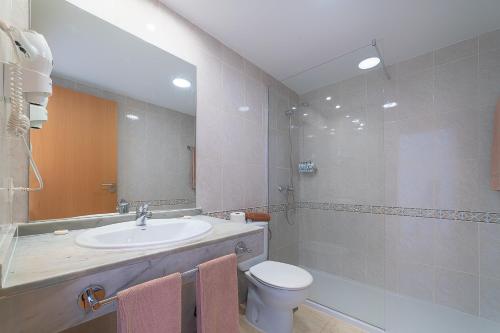科斯塔特吉塞Hotel Siroco - Adults Only 18的一间带水槽、卫生间和镜子的浴室
