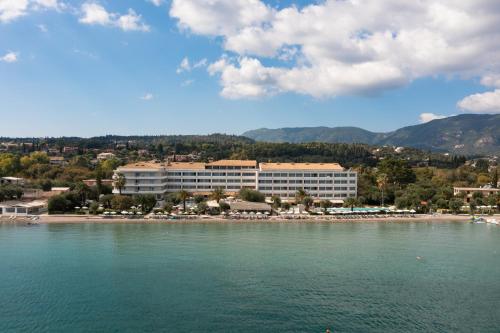 达西亚Elea Beach Hotel的水岸的酒店