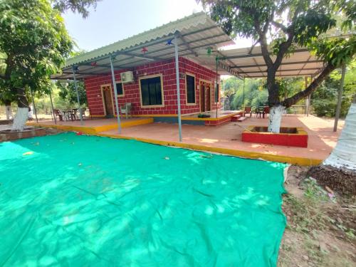 Revadandapratik Mango farm house的前面设有游泳池的旅馆