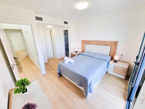 贝纳尔马德纳Sea Views Villa Benalmádena ComoTuCasa的一间卧室设有一张大床,铺有木地板