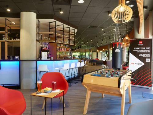 阿尔尚阿尔尚波特德格涅瓦宜必思酒店的餐厅设有棋盘、桌子和椅子