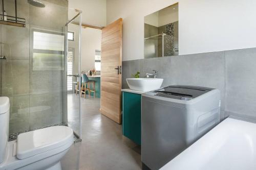 赫曼努斯Mountain and Sea Cottage的浴室配有卫生间、盥洗盆和淋浴。