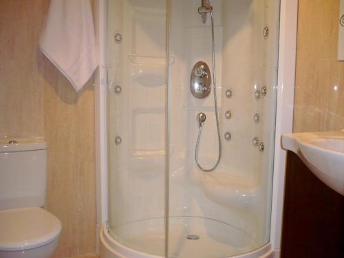Bergondo博斯酒店的带淋浴的浴室(带卫生间和水槽)