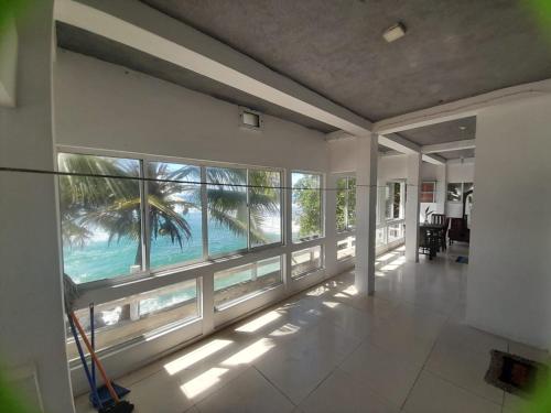 陶尔佩SEASHORE Resort & Villa的空房间,透过窗户可欣赏到海景