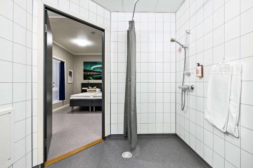 哈尔斯塔Aiden by Best Western Harstad Narvik Airport的带淋浴和步入式淋浴间的浴室