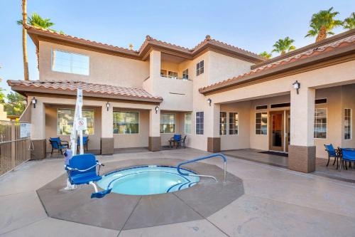 拉斯维加斯Hilton Vacation Club Desert Retreat Las Vegas的庭院中带游泳池的房子