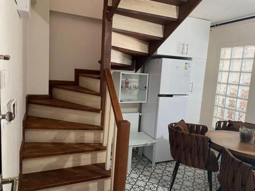 恰纳卡莱Şehir Merkezinde,Dublex apartman的厨房设有木楼梯,厨房配有桌子