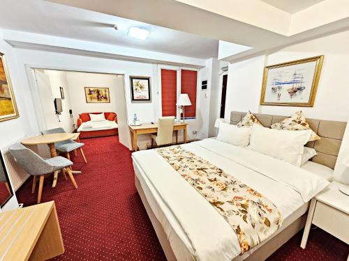 布加勒斯特Bucur Accommodation的酒店客房设有一张大床和一张书桌。