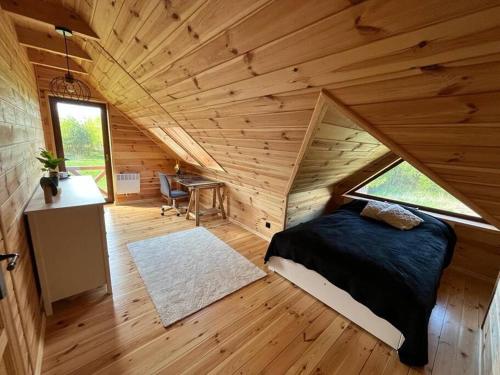 雷泽沃Dom Pod Lasem的小木屋内一间卧室,配有一张床