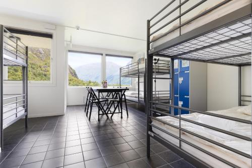 TveitTrolltunga Hostel的客房设有双层床和桌子。