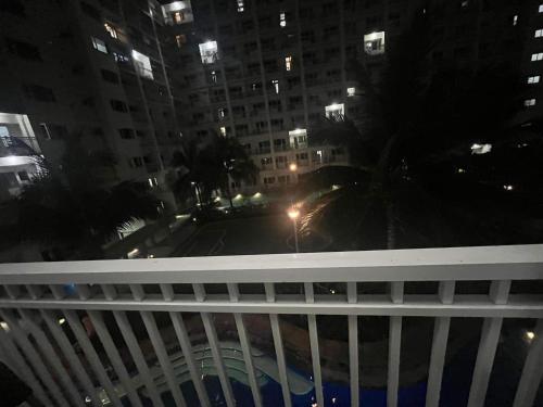 马尼拉4Brother's Staycation by Jessika的夜晚从阳台欣赏建筑的景色