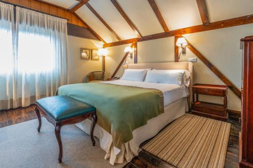 伊伦Hotel Alcazar Irun的一间卧室设有一张大床和一个窗户。
