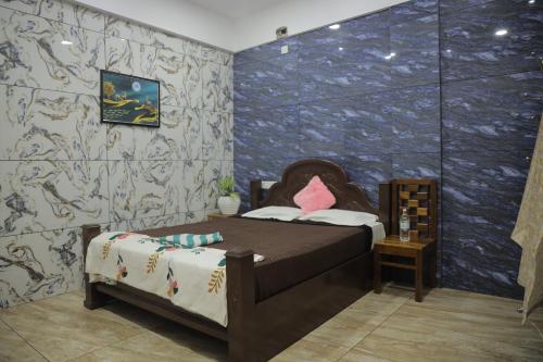 瓦尔卡拉AARONIC STAY的一间卧室设有一张床和蓝色的墙壁
