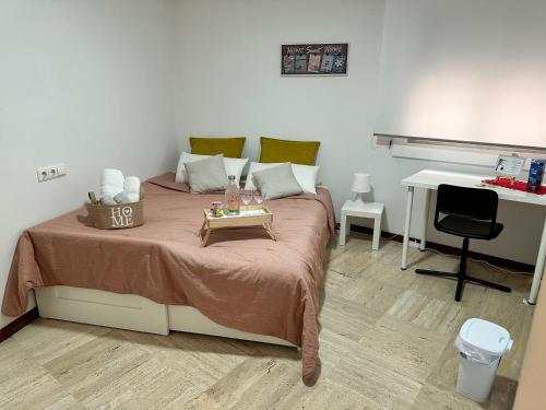 阿利坎特Moderna habitación en el corazón de Alicante的一间卧室配有一张床,上面有托盘