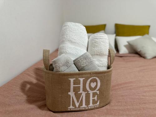 阿利坎特Moderna habitación en el corazón de Alicante的床上一篮卫生纸和毛巾