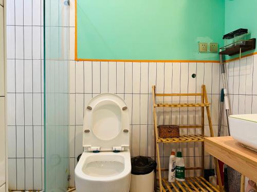 重庆重庆山川的民宿的瓷砖客房内的卫生间