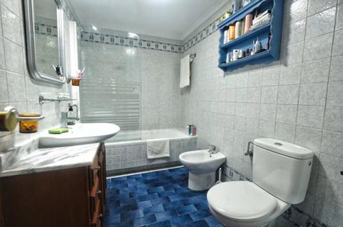 内尔哈Apartamento la Fragata Nerja的浴室配有卫生间、盥洗盆和浴缸。