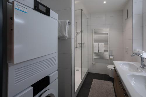 施维茨Wysses Rössli Swiss Quality Hotel的白色的浴室设有水槽和卫生间。