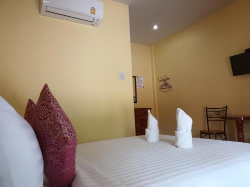 Ban Pak Ba RaKrajomsai Resort เจ้าของมุสลิมห้ามดื่มแอลกอฮอล์的一间卧室配有带白色床单和枕头的床。