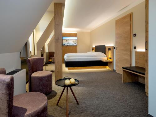 爱尔福特NASHI Rooms的酒店客房,配有一张床和一些椅子