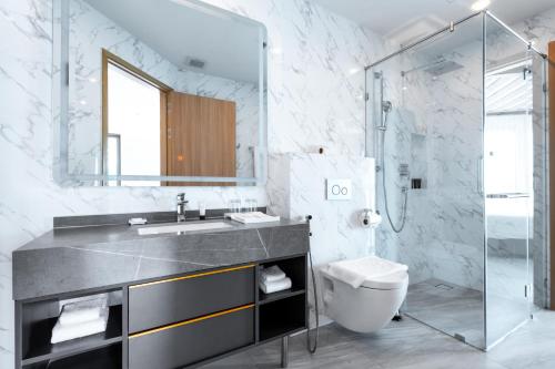 邦涛海滩Sole Mio Boutique Hotel and Wellness - Adults Only的一间带水槽、卫生间和镜子的浴室