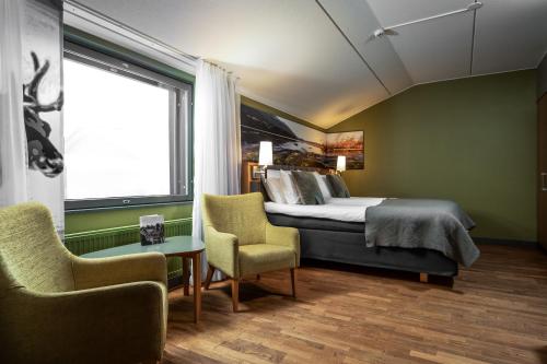 列维利瓦伊布瑞克索克斯酒店的一间卧室配有一张床、两把椅子和一个窗户