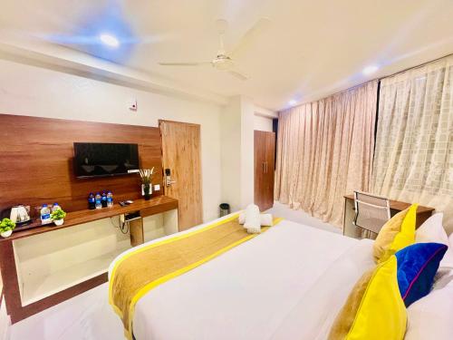 商沙巴HOTEL EAGLE GRAND的卧室配有一张白色大床和电视。