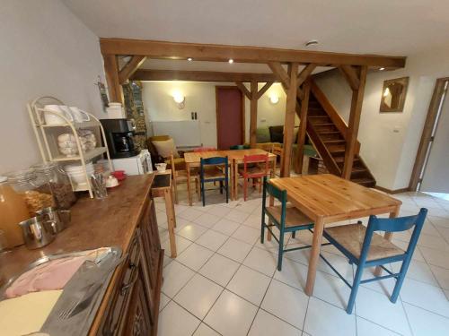 拉罗什-阿登Le Vieux La Roche的厨房以及带桌椅的用餐室。