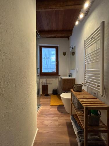 普拉吉拉托Locanda Allevè Hotel Ristorante的浴室配有白色浴缸和水槽