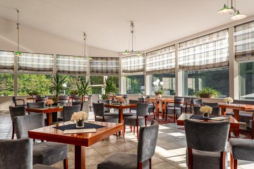 亚希莫夫Hotel Radium Palace的餐厅设有桌椅和窗户。