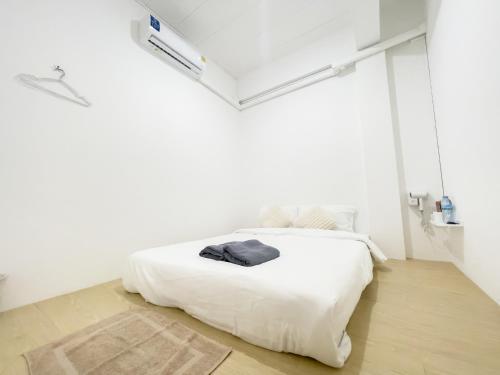 Thung Si KanTRANSIT Donmueang Airport HOSTEL的一间白色卧室,房间内设有白色的床