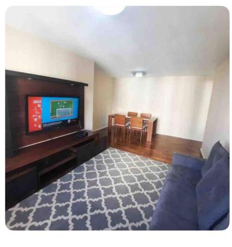圣保罗Apartamento em Moema的带沙发和平面电视的客厅