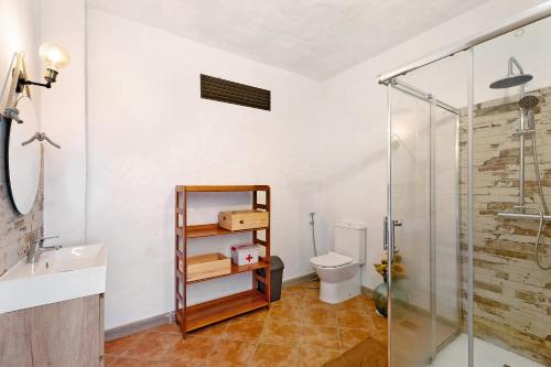弗龙特拉La Cuadra de Juan的带淋浴和卫生间的浴室