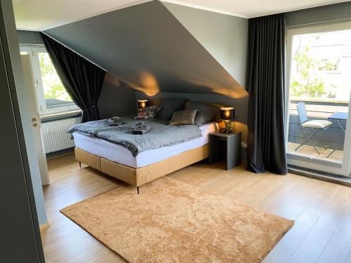 奥尔登堡Apartment Prinz Ernst August - Zentral - Zimmerprinzen的一间卧室设有一张床和一个大窗户