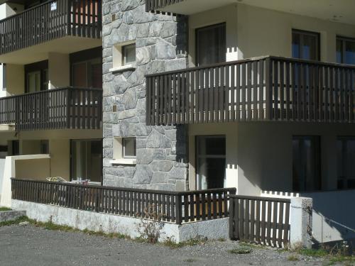 圣拉里苏朗Le petit coin de Montagne的旁边带阳台的建筑