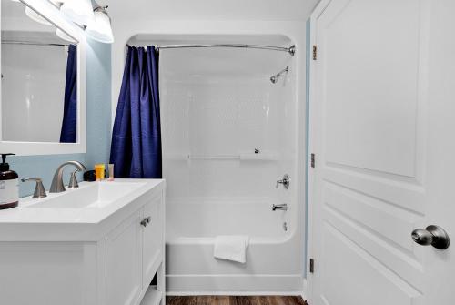 默特尔比奇Bay Watch Resort 1203 - Perfect Oceanside Getaway的带淋浴和盥洗盆的白色浴室