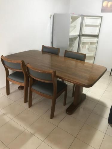 新邦安拨Batu Kawan HS的一张四把椅子周围的木桌