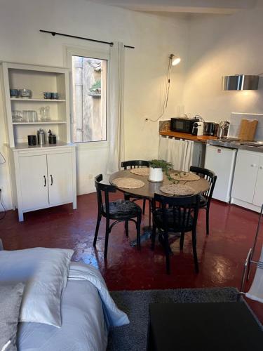 阿普特Studio en ville的配有桌椅和厨房的房间