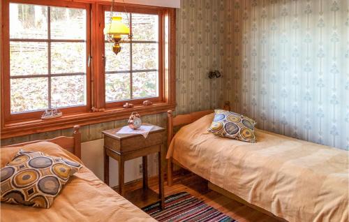 韦纳穆2 Bedroom Stunning Home In Vrnamo的一间卧室设有两张单人床和一个窗户。