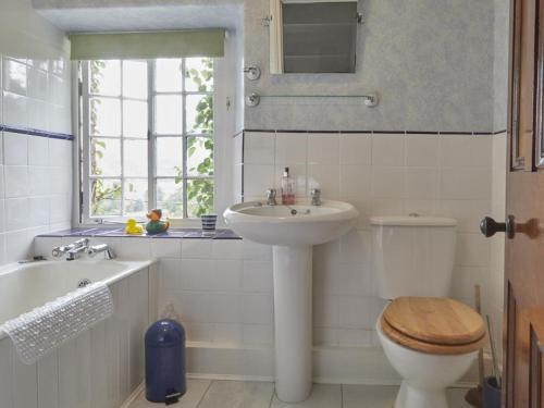 Applethwaite3 bed in Keswick SZ422的一间带水槽和卫生间的浴室以及窗户。