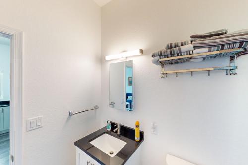马拉松Ocean Isles 50的一间带水槽和镜子的浴室