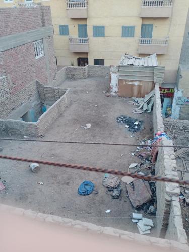 المنيا سمالوط的建筑物前的一堆垃圾