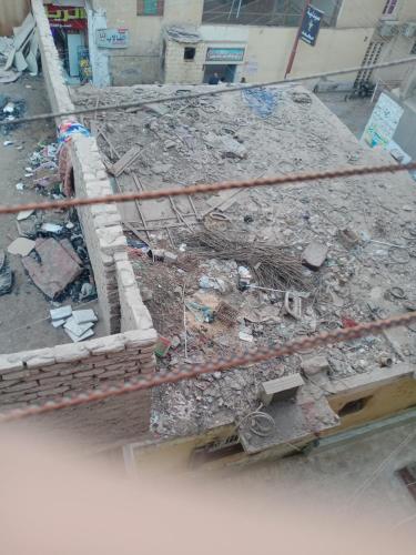 المنيا سمالوط的街上一堆废墟和废墟