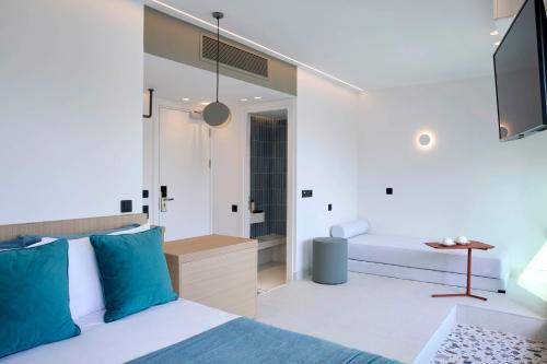 比雷埃夫斯Twinn Downtown Piraeus的一间卧室设有一张床和一间浴室。