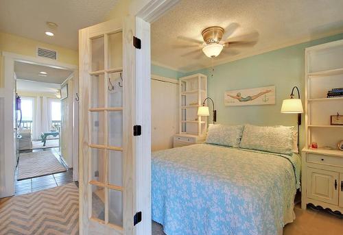 棕榈岛304A Sea Cabin的一间卧室配有一张床和吊扇