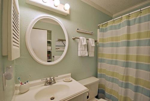 棕榈岛304A Sea Cabin的一间带水槽、镜子和淋浴的浴室