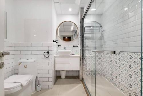 Jbr Sea View Captivating 4-Bed Apartment in Dubai的一间浴室