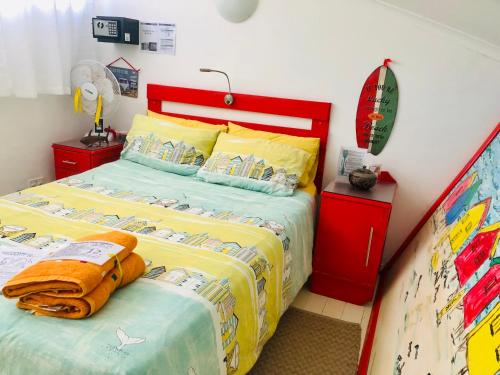 梅森堡Cape Capsules的一间卧室配有一张床和一个冲浪板