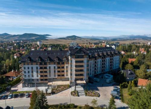 兹拉蒂博尔Sunny Mountain Apartment - Zlatibor, Serbia - SPA & WELLNESS CENTER的城市中一座大建筑的空中景观