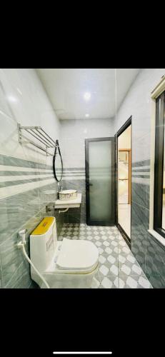Xã Trảng BômKhách sạn An An的一间带卫生间和水槽的浴室